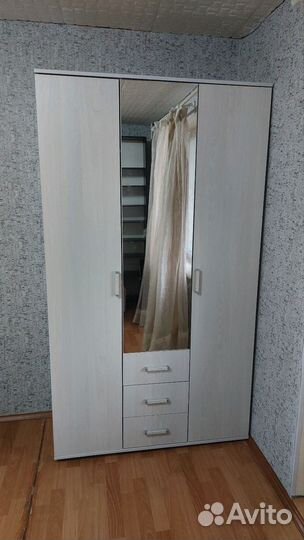 Шкаф распашной с полками и вешалкой