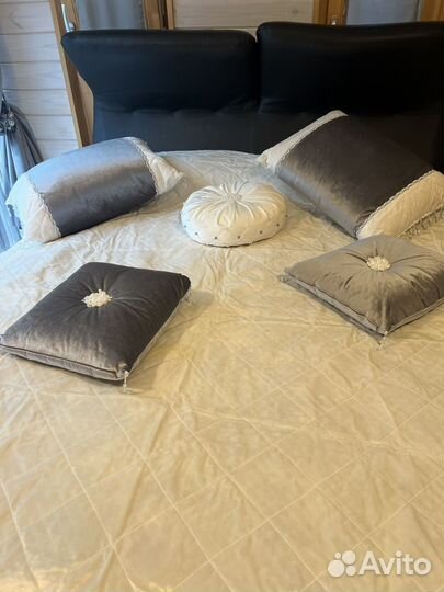 Покрывало и подушки на 1.60 кровать