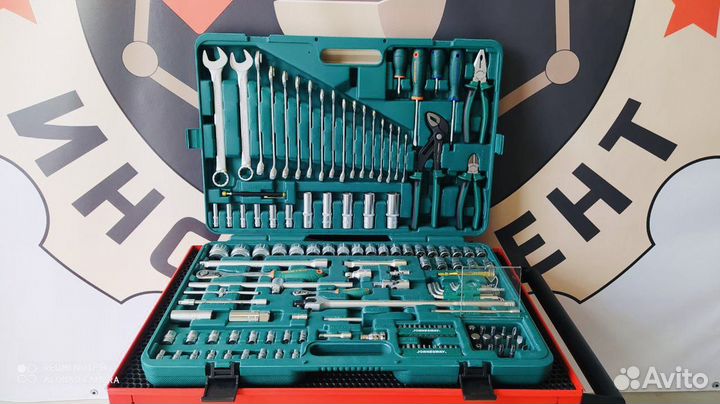 Набор инструмента Jonnesway 142 предмета + фонарь