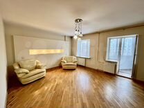 девушка на балконе со спины. окно напротив хичкок. быстрыми шагами она вышла на балкон оттуда. быстрыми шагами она вышла на балкон оттуда. засняли камеры видеонаблюдения.