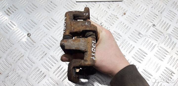 Скоба заднего суппорта Nissan Tiida C11