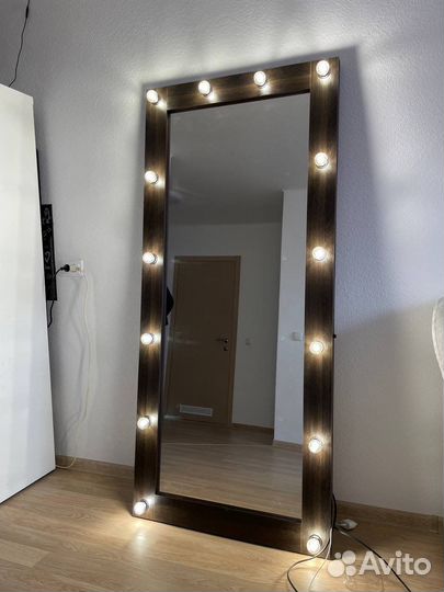 Гримерное зеркало с лампочками