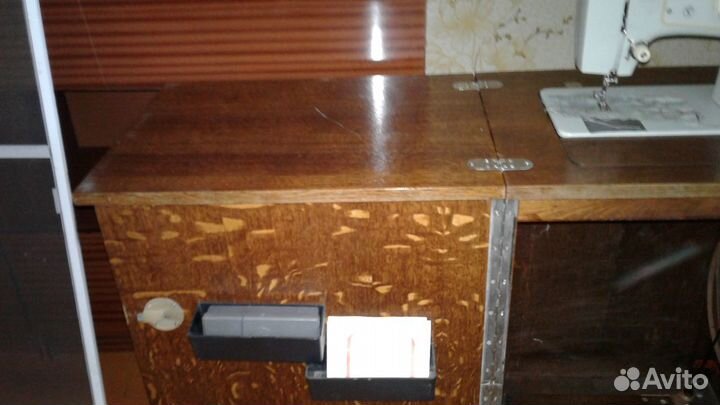 Швейная ножная машинка Подольск 132 с тумбой