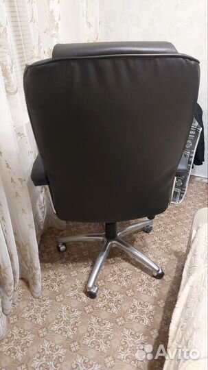 Офисное кожаное кресло бу