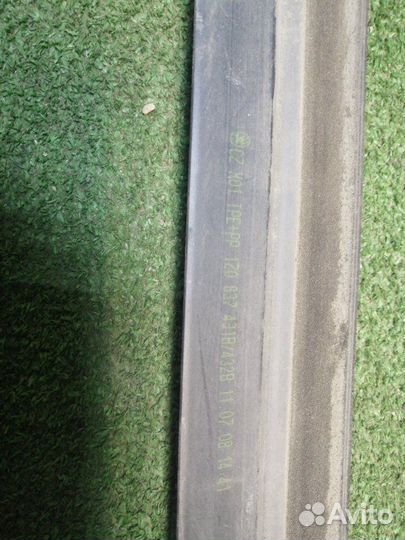 Уплотнитель стекла двери передний левый Skoda