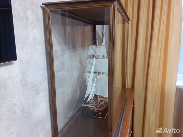 Классическая модель корабля enterprise в футляре