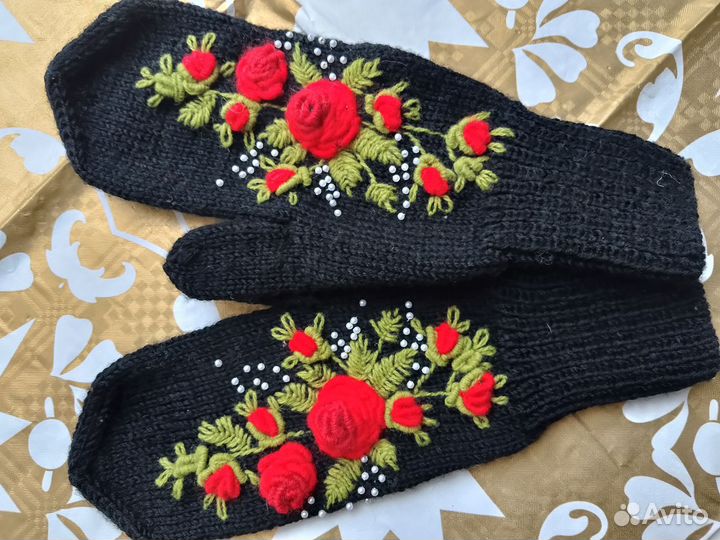 Варежки ручной работы с вышивкой