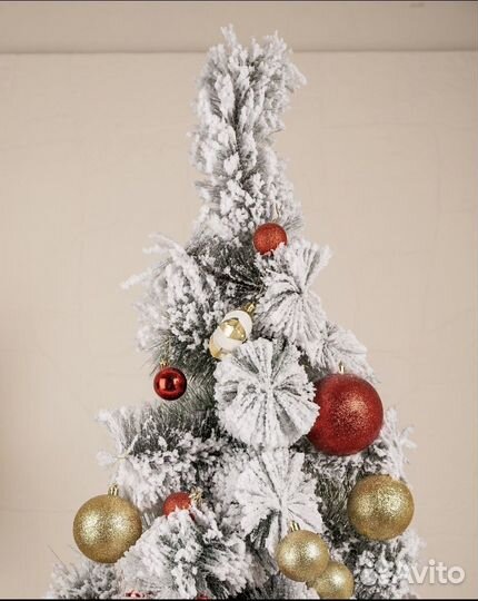 Елка заснеженная новогодняя