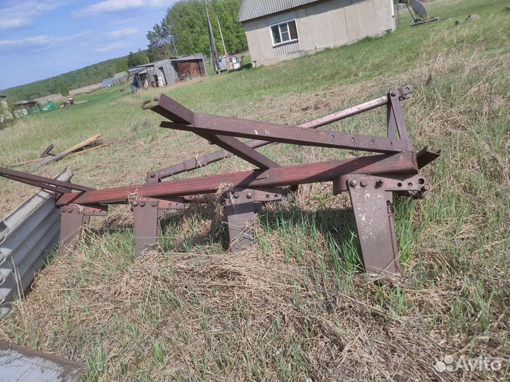 Плуг трехкорпусный