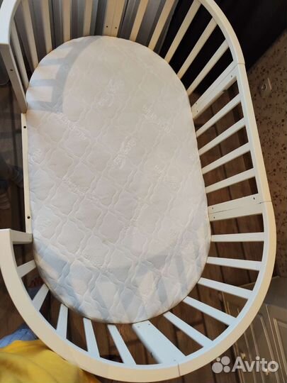 Детская кроватка с маятником