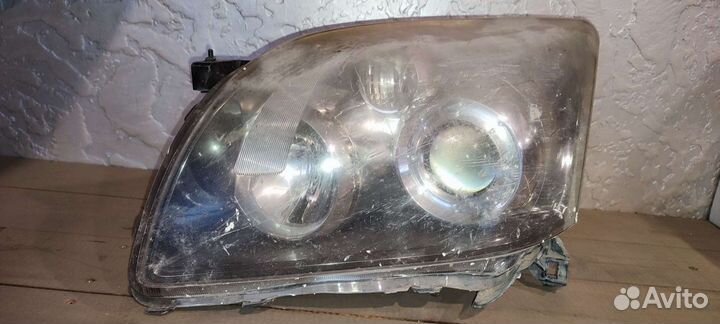 Фара Тойота Авенсис