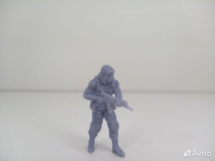 Фигурка сталкер в комбинезоне 