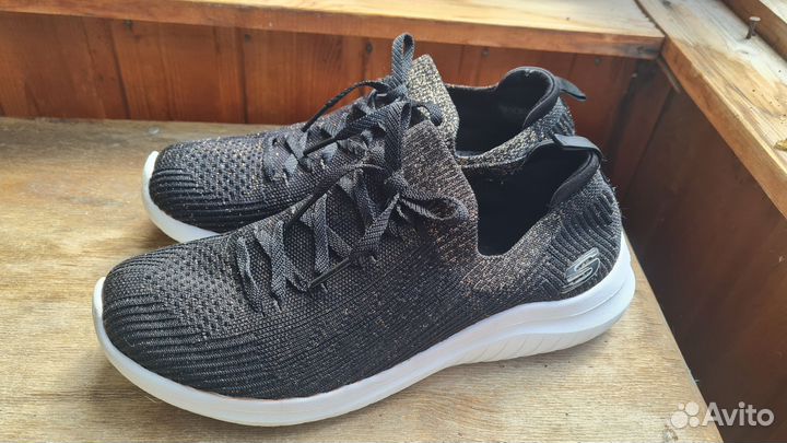 Кроссовки женские