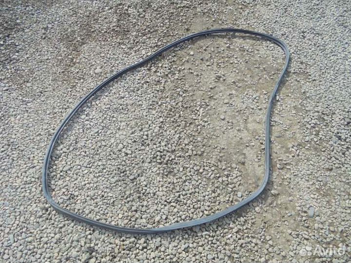 Уплотнительная резинка багажника Nissan R'nessa