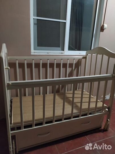 Детская кроватка с маятником