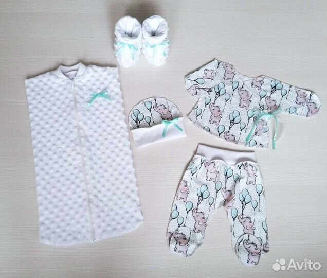 Новый комплект на выписку, в кроватку