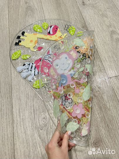 Противоскользящий коврик в ванну для малыша