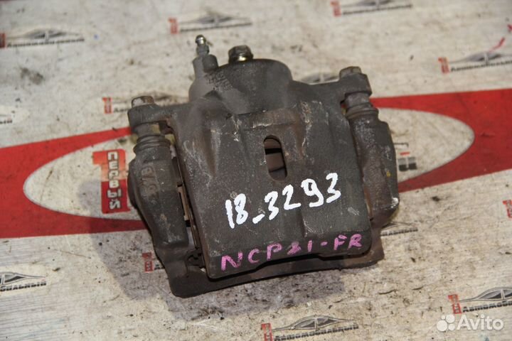 Суппорт перед право c Toyota Sienta NCP81G 1NZ-FE