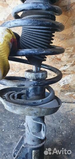 Амортизатор передний левый Opel Insignia 2008-2017