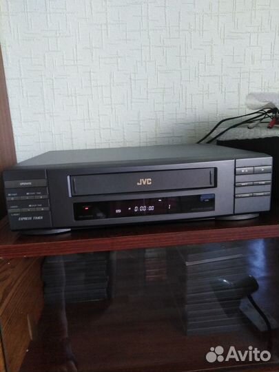 Видеомагнитофон JVC (Япония) HR-J1200A с кассетами