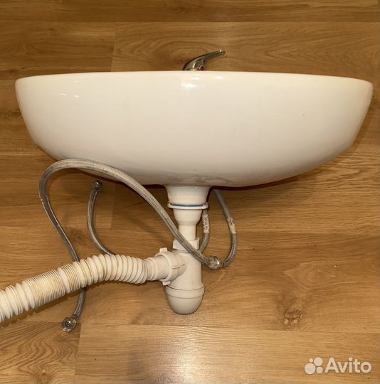 Раковина со смесителем для ванны