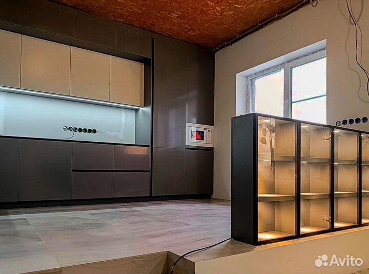 Угловая кухня на заказ до потолка