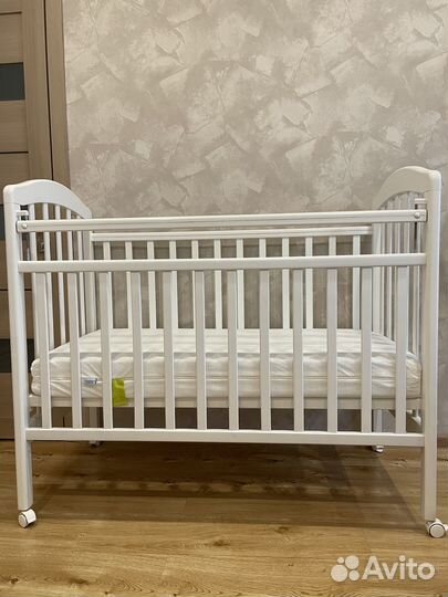 Детская кроватка с маятником и матрасом