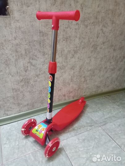 Новый детский трёхколёсный самокат