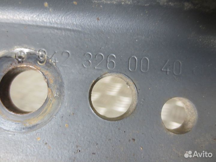 Кронштейн верхний заднего амортизатора Mercedes-Be