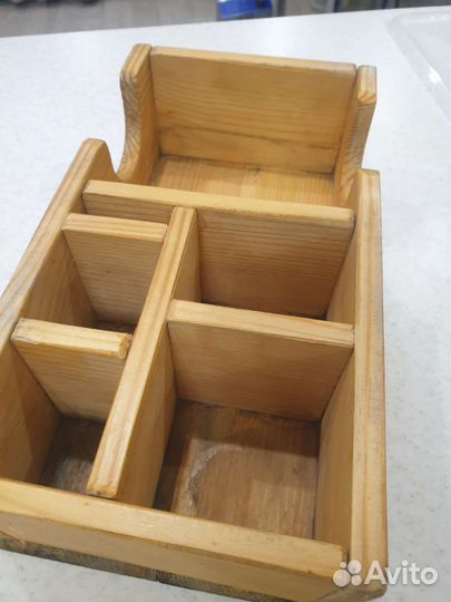 Деревянная подставка под салфетки и приборы