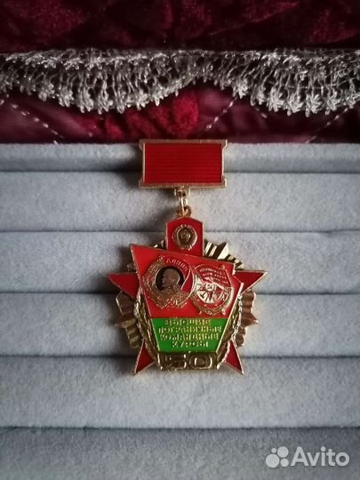 Нагрудные военные значки и медали. СССР