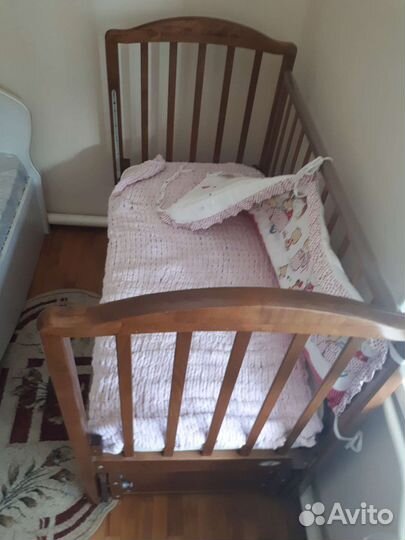 Детская кроватка с маятником и ящиком