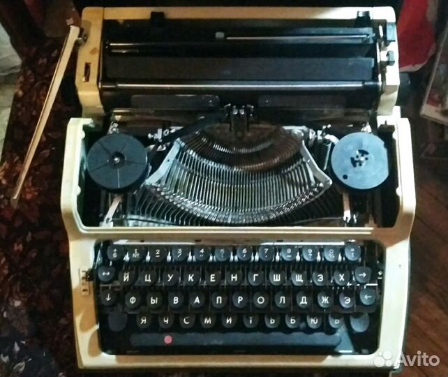 Печатная машинка 1984 года
