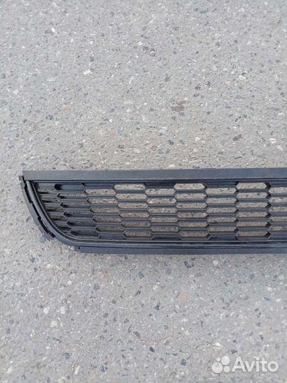 Решетка переднего бампера Volkswagen Polo Хэтчбек