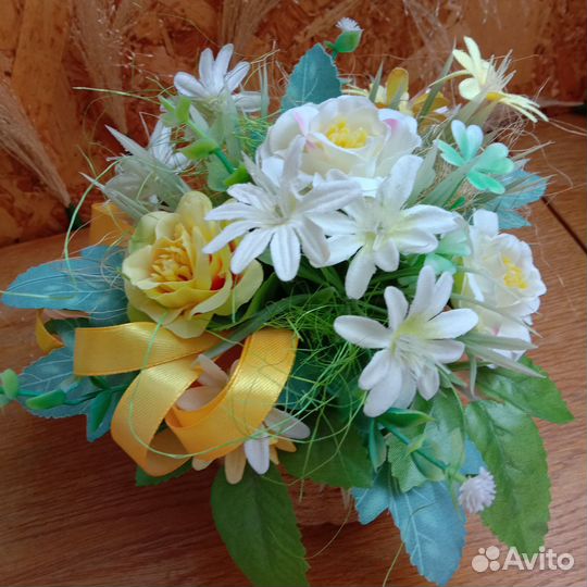 Интерьерная композиция из искусственных цветов