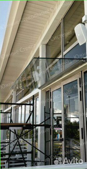 Стеклянный навес над крыльцом