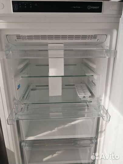 Новая морозильная камера NO frost фирмы indesit