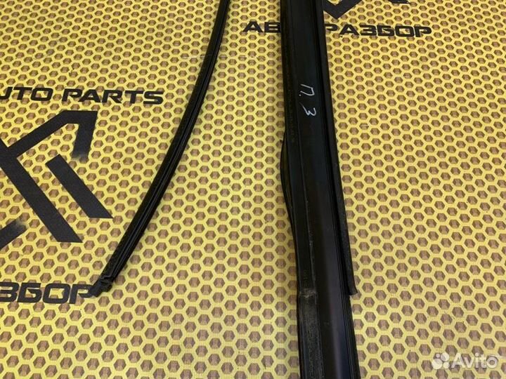 Уплотнитель стекла двери задний правый Volvo Xc 60