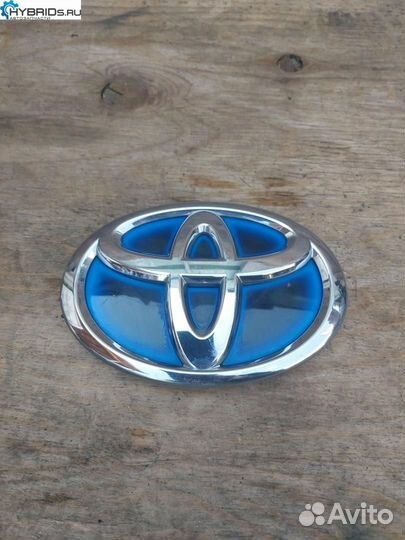 Эмблема решетки радиатора Toyota Prius 3 ZVW30