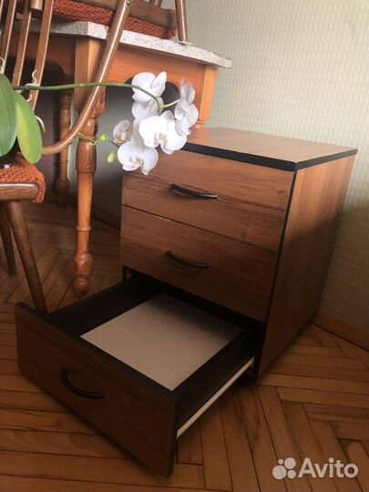 Тумбочка высота 57 см, ширина 44 см, глубина 49 см