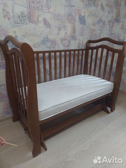 Детская кроватка с маятником