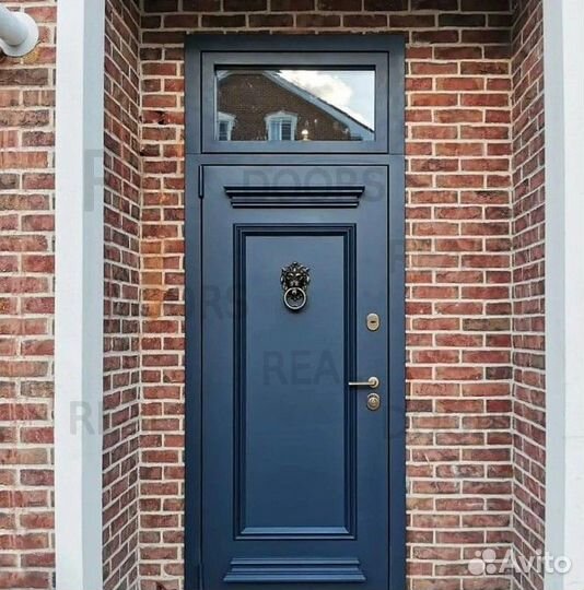Парадная железная входная дверь с багетом для дома