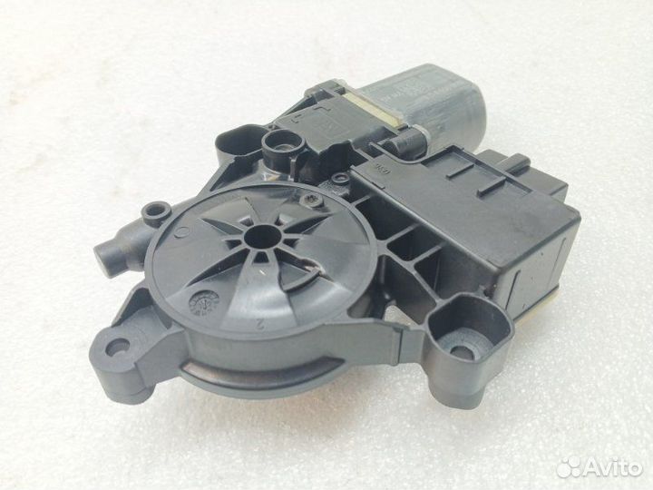 Моторчик стеклоподъемника задний правый Volkswagen