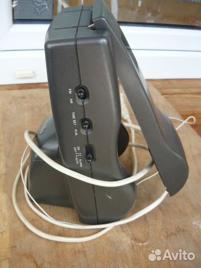 Электронные часы с лампой и радио