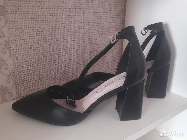 Туфли женские 39 размер черные с ремешком