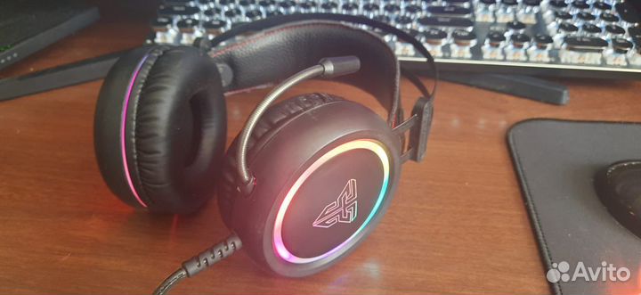 Игровая клавиатура и наушники