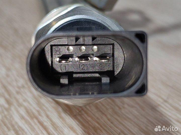 Топливная рампа правая Bmw 5 F10 N63B44 2011