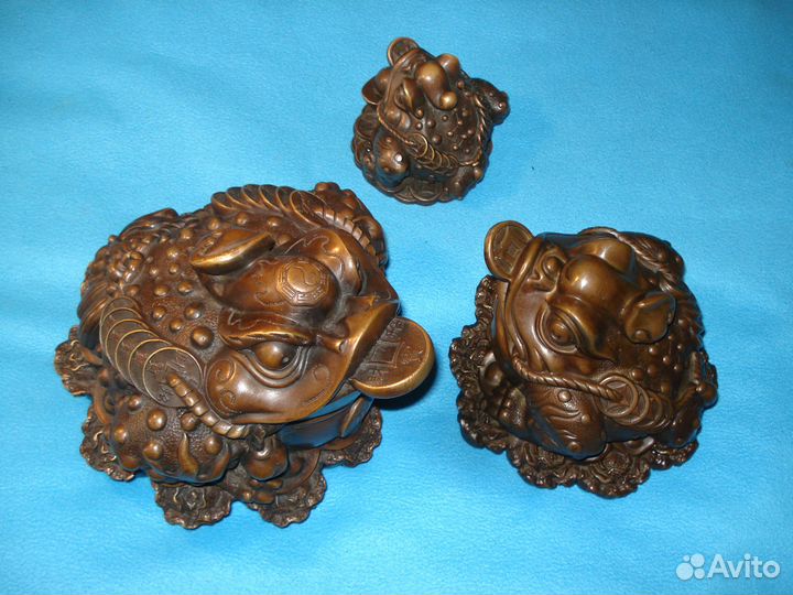 Три крупных Денежные Жабы с Монетками Благосостоян