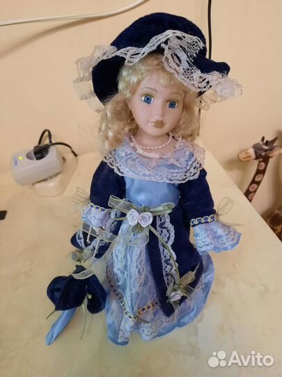 Кукла фарфоровая
