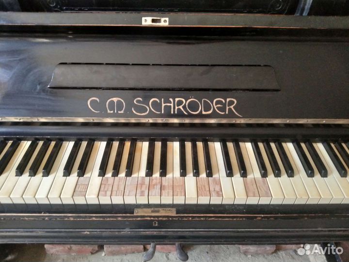 Пианино старинное с регалиями